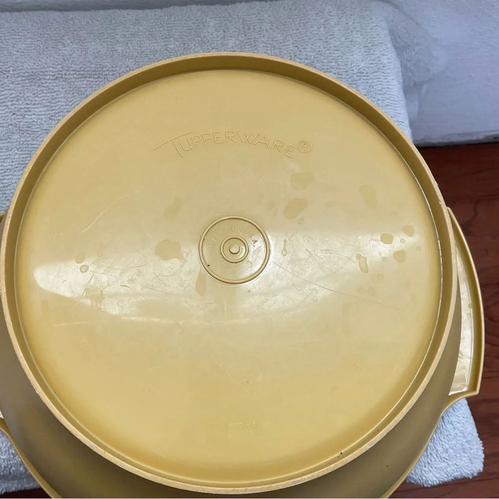 Tupperware Vintage Harvest gold salad set large bowl with 6 smaller bowls
